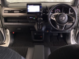 車内は光触媒抗菌消臭施工済です。インパネ周りはスタイリッシュなデザインです。グローブボックスやカップホルダーのほかにトレーなどたくさんの収納スペースが付いています。