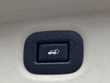 【パワーバックドア】スマートキーや運転席のボタンを押すだけでリアゲートが自動で開閉します!荷物を持っている時や、高い位置にあるバックドアを閉める際に便利な機能です♪