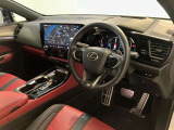 FSPORT専用本革スポーツシート。快適で操作性の良い運転の基本は、シートポジションです。
