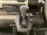 CVT車のセレクトレバーです。低速から高速まで、変速ショックのないスムーズな走りと、エンジン効率のよい領域を維持して燃費にも貢献します。サイドブレーキはスイッチ操作の電子制御パーキングブレーキです。