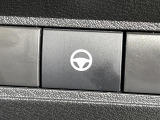 【ハンドル支援】左右のレーンマーカーを検出し、車線中央付近を走行するようにステアリングを制御し、運転者のハンドル操作を支援します。機能には限界があるためご注意ください。
