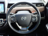 ハンドル左側にはオーディオ操作が出来るオーディオリモートコントロールスイッチ、右側にはHonda SENSINGとオートクルーズコントロールのスイッチを装備!
