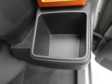 カップホルダーは運転席や助手席からちょうど手の届く位置です!!
