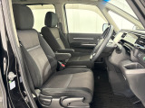 乗降がしやすい運転席。高さが調節できて小柄な方でも運転しやすいポジションをとることができます。