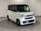 狭い駐車場でも、スライドドアならチャイルドシートへのお子さまの乗降や荷物の積載もスムーズ。とても便利な【両側電動スライドドア】ドアハンドを少し引くだけでリアドアが自動開閉します。