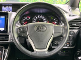 【純正革巻きステアリング】上質な革を使用することで、手にしっかり馴染みとても運転しやすいハンドルです♪