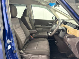 乗降がしやすい運転席。高さが調節できて小柄な方でも運転しやすいポジションをとることができます。
