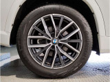 BMWの純正アロイホイールは軽量かつ強度にも優れているホイールで走行性能を引き上げる設計になっております。足元にもBMWは妥協がなくこだわっている個所になります。