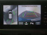 パノラミックビューモニター付きです。車両を上から見た様な映像を画面に表示。運転席からの目視だけでは見にくい、車両周辺の状況をリアルタイムでしっかり確認出来ます。