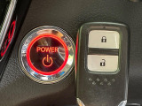 【Hondaスマートキー】カバンやポケットに入れたままでもドアの施錠・解錠が可能なスマートキーを装備。エンジンのオン・オフ時もカギを取り出す必要が無いからとっても便利です♪