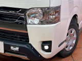【LEDヘッドライト】悪天候や夜間走行時も良好な視界を確保し安心して運転できる高輝度LEDヘッドライトを装備!点灯速度が早く、消費電力も抑えられています。
