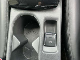 電動パーキングブレーキは、従来の足踏み式に比べ、しっかりと車をホールドしてくれるので安心です。女性の方には特に安心いただける装備です