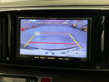 リバースギアに入れるだけで後方の表示へ切り替わります。夜間や雨の日の駐車も楽になりますよ。