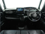 ◆視界広々で非常に運転しやすくロングドライブでも疲れを感じさせないすっきりとまとまったインパネ周りです。