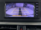 バックモニターで、後方を確認しながら安心して駐車することができます。※カメラが映し出す範囲は限られています。必ず車両周辺の安全を直接確認してください。