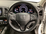 ハンドルにHondaセンシング系のクルーズコントロールやレーンキープアシストなどのスイッチと、オーディオの操作スイッチが装備されています。ハンドルから手を離さず安全に操作できます。