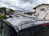 目立つキズ凹み等はありませんが、中古車という商品の特性ルーフには子キズや塗装しみがあります