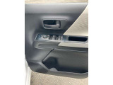 全席パワーウィンドウとなっています。運転席はオートになっているのでワンタッチ開閉することが出来ます。
