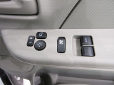 ダイハツのお店では、ダイハツ車を知り尽くしたプロフェッショナルが、専用の診断機器を使って各システムを点検しております。