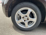 燃費が良く、ステアリング操作もスムーズに行うことができる、アルミホイール付き車ですよ。