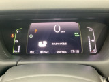 デジタル表示のスピードメーターとタコメーター、燃費やオドメーターなどの表示の他に、ホンダセンシング機能などの表示もできる多機能なマルチインフォメーション・ディスプレイです。