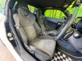 【専用スポーツシート】ホールド性に優れ、カーブ時の体が流れを抑制してくれます。また、体にフィットするから腰や背中が疲れにくく、ロングドライブや高速走行でも快適にお過ごしいただけます♪