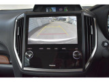 車両後方の映像を車内のディスプレイに表示し、駐車時や後退時の障害物や歩行者の確認を補助します。 広角レンズを採用し、広い範囲を映し出すことができます。