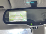 【デジタルルームミラー】車両後方カメラの映像をルームミラーに映すことが出来ます。 そのため、後席に人や荷物があって後方が見えづらい場合でもしっかり視界を確保することが出来ます。