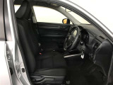 高いホールド性で運転姿勢が安定します。長距離ドライブでも疲れにくいのが魅力です。快適なドライビングライフをお送りください♪