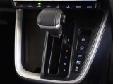 電動パーキングブレーキ・ブレーキホールドを装備してます。ホールド機能は信号待ちが多い一般道で疲労軽減になり、大好評です!