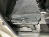 シートハイトアジャスターが付いているので運転姿勢を調整するのに便利ですね。身長に合ったシートポジションは安全運転や疲労軽減にもつながります。
