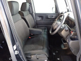 フロントシートはベンチシートです、運転席と助手席の移動が簡単です。真ん中にはアームレストも装備されています! また運転席シートの高さも調整できます。