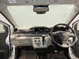 【見晴らしの良い運転席】フロントガラスが広く周囲を見渡しやすい設計です。視点が高すぎず自然な姿勢で運転に集中しやすい環境が整っています。