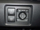 【インタークーラーウォータースプレー】インタークーラーに水を吹き付け冷却し、エンジンの出力を維持するためのスイッチです。