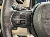 ステアリングにオーディオ操作スイッチが付いています。オーディオ画面に直接タッチしなくても操作が出来ますので、運転に集中できます。