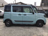 サイドビューです。両側電動スライドドアを装備しておりますので乗降りも楽々です