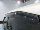 クルマと一体感がある.デザインのプラスチックバイザー 雨の日でも車内の換気ができます。