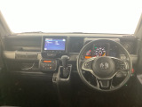車内は光触媒抗菌消臭施工済です。インパネ周りはスタイリッシュなデザインです。グローブボックスやカップホルダーのほかにトレーなどたくさんの収納スペースが付いています。