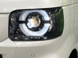 【LEDヘッドライト】悪天候や夜間走行時も良好な視界を確保し安心して運転できる高輝度LEDヘッドライトを装備!点灯速度が早く、消費電力も抑えられています。