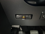 【ETC】有料道路を利用する際に料金所で停止することなく通過できる、ETC車載器(ノンストップ自動料金収受システム機器)が装備されています。セットアップを行うことで利用可能になります。