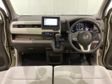車内は光触媒抗菌消臭施工済です。インパネ周りはスタイリッシュなデザインで機能や装備も充実しています。グローブボックスやカップホルダーのほかにトレーなどたくさんの収納スペースが付いています。