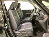 女性でも運転がしやすいように、シートの高さ調整機能(シートリフター)がついています。広い足元にゆったり座れるシートには肘掛も装備しており長距離の運転でも疲れにくいシートです。