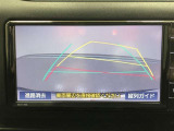 【バックガイドモニター】後方の映像をナビ画面に表示するだけでなく、ステアリング操作に連動して動くガイド線も同時に表示!予想進路の確認をしながら後退できるので便利です!
