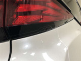 【パワーバックドア】開閉スイッチが車両側面両側に配置されています。車両の横に立って操作でき、ドア開度も確認しやすい!任意の位置でドア位置を停止できるので、後ろに壁があるシーンでも安心です。