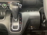 CVT車のセレクトレバーです。低速から高速まで、変速ショックのないスムーズな走りを実現するとともに、エンジン効率のよい領域を維持することで燃費にも貢献します。