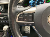運転中、オーディオの操作をしてて、ハッとしたことはありませんか?ステアリングスイッチは、運転中でもハンドルでオーディオの操作が可能です。安全なドライブをサポートします。