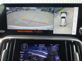 【パノラミックビューモニター】車両の前後左右に搭載したカメラから取り込んだ映像を合成し、車両を上から見たような映像をナビゲーション画面に表示。運転席から目視しにくいエリアも確認することができます。