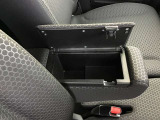 肘置き内に収納スペースをご用意しております。