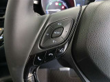 ステアリングには運転中でも簡単に操作できる各種スイッチついてます