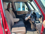 運転席側から観たフロントシートのイメージです。